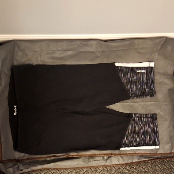Reebok Black Capri Leggings with Multicolor Pattern Size XL - Picture 1 of 7